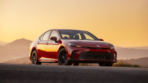 Новая Toyota Camry:  названы все комплектации и цены