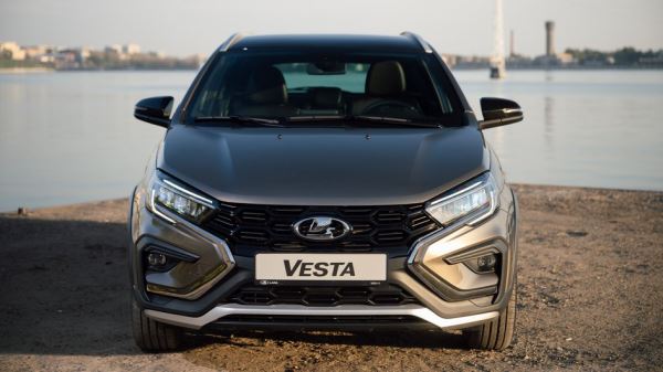 Комплектации Lada Vesta Cross изменились: топовые версии лишились «механики»