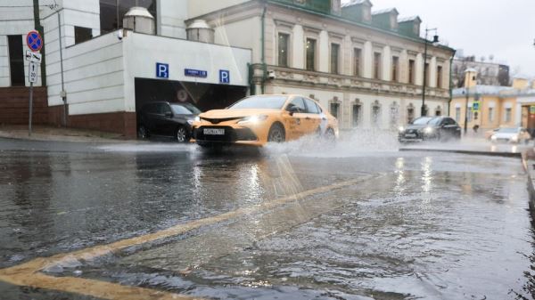 Синоптики рассказали, когда «переобувать» машину