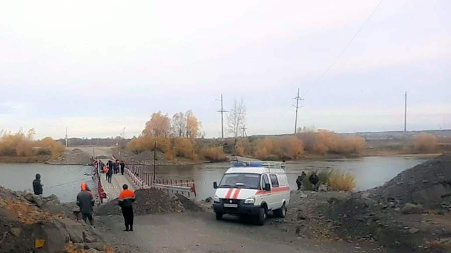 Грузовой автомобиль упал с моста в реку в Красноярском крае