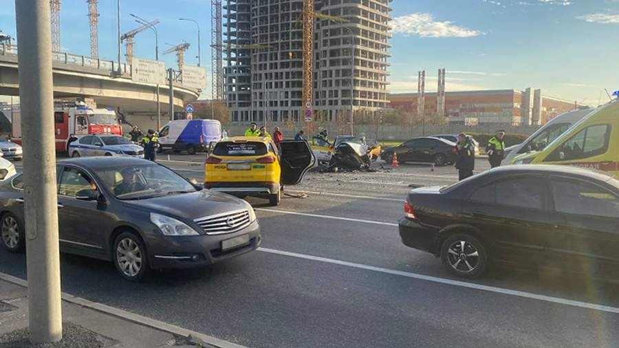 Два такси столкнулись на Волгоградском проспекте в Москве