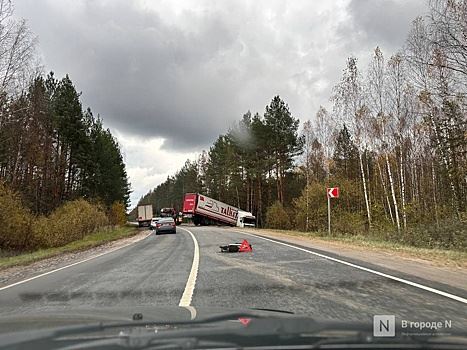 Фура улетела в кювет на трассе в Нижегородской области