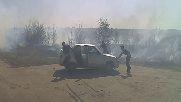 В Луганской Народной Республике полицейские предотвратили возгорание автомобиля в Первомайске