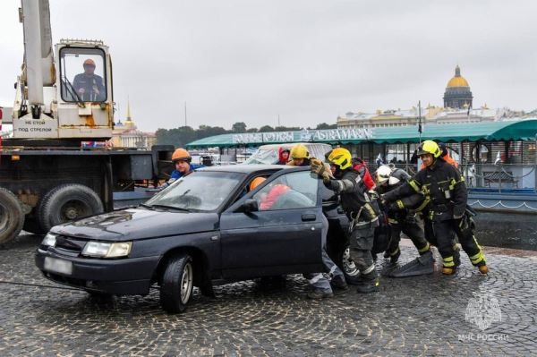 Ладу вытащили из Невы: на видео попало спасение упавшего автомобиля