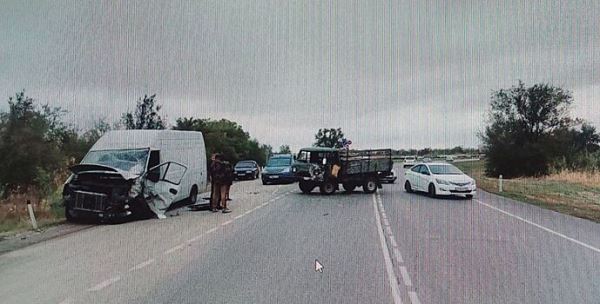 В Батайске водитель проехал на красный свет и спровоцировал ДТП