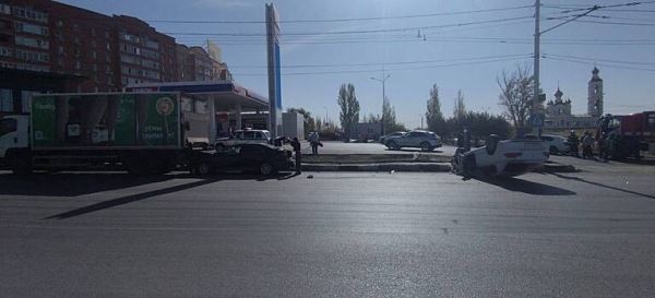 В Волгодонске в результате ДТП с перевертышем одному из водителей оказали медпомощь