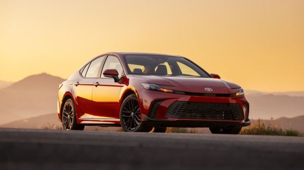 Новая Toyota Camry:  названы все комплектации и цены