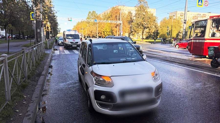 В Санкт-Петербурге водитель сбил беременную женщину с тремя детьми