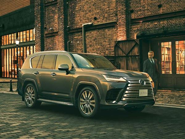 Lexus LX стал гибридом и получил внедорожные опции