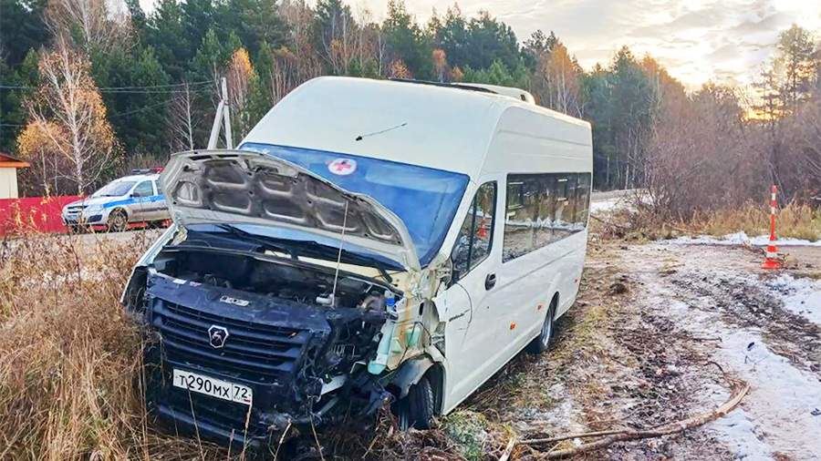 В Тюменской области девять человек пострадали в ДТП с микроавтобусом