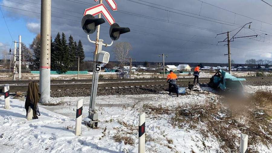 В Иркутской области в результате столкновения автомобиля и поезда двое погибли