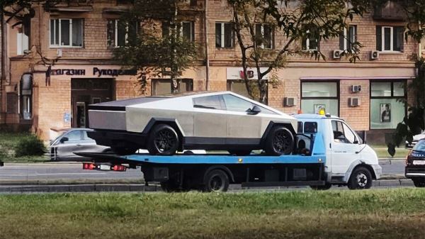 Tesla Cybertruck на эвакуаторе попал на фото